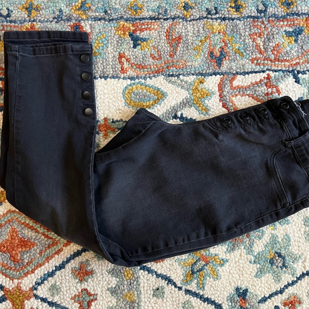 DG2 Sz MP 10p black jeans crops straight leg with outside seam vent